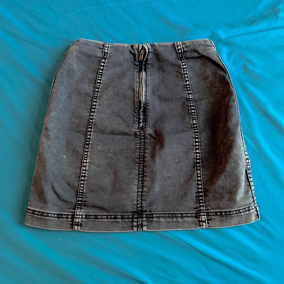 Free People Jean Skirt Size 4. Grey distressed denim. Stretchy and comfortable! - Picture 8 of 16